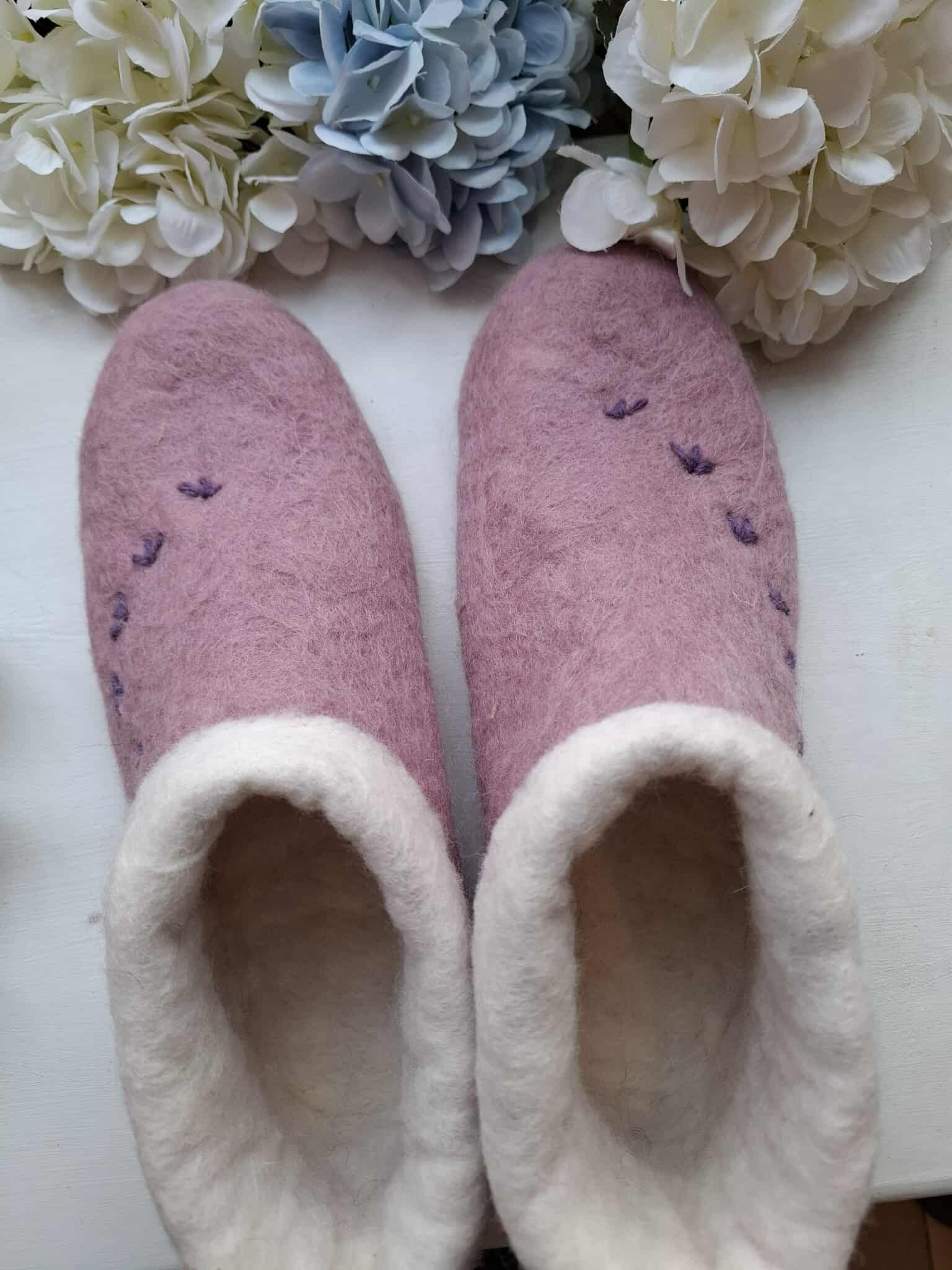 Vanaroosad vilditud sussid, suurus 42