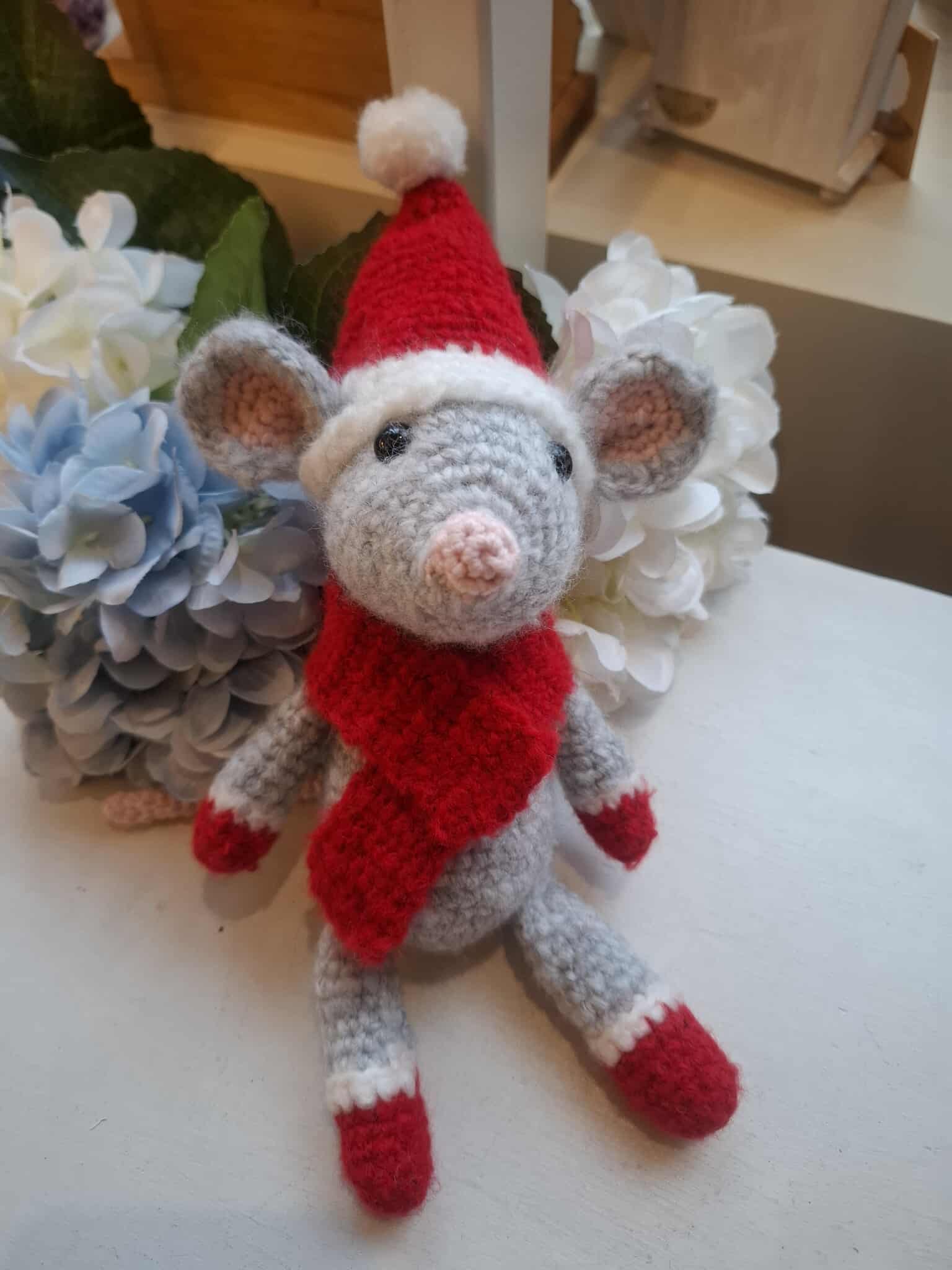 Heegeldatud hiir "Päkapikk" talvistes rõivastes