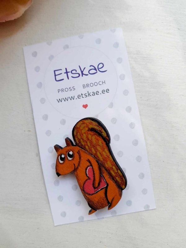 Käsitsi maalitud pross "Oravake südamega"