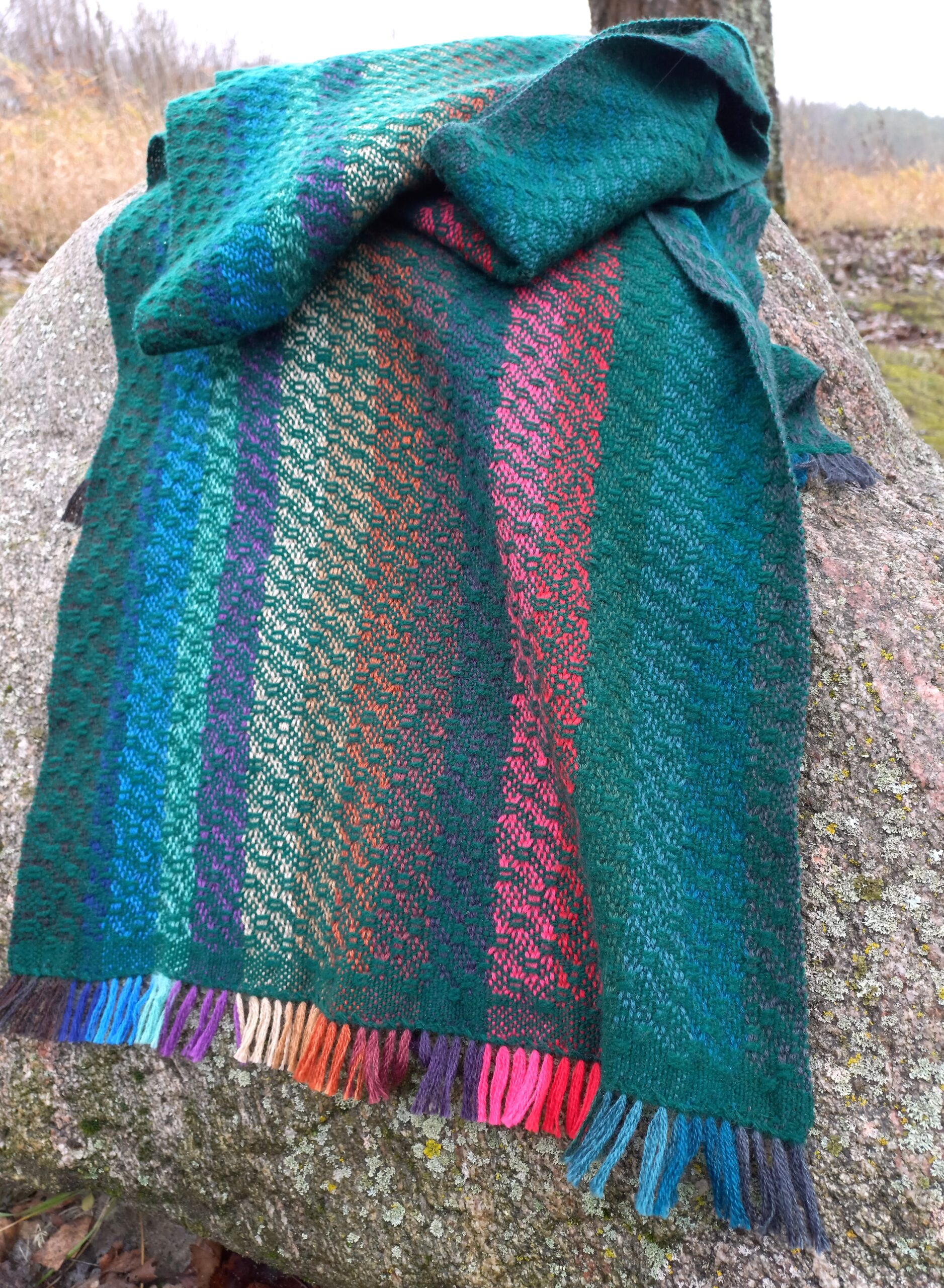 Kangastelgedel kootud triibuline sall