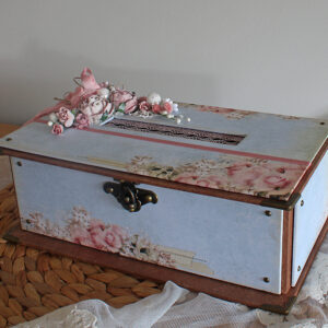 Kaunilt romantiline roosades ja sinistes toonides salvrätikarp