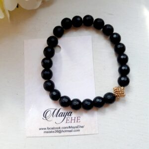 Kaunis käeehe musta oonüksiga