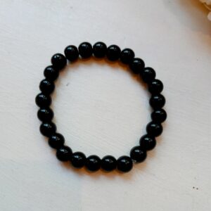 Naiselik käeehe musta oonüksiga