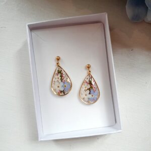 Earrings made of dried flowers and epoxy resin