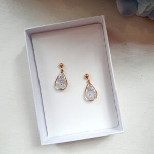 Earrings made of dried flowers and epoxy resin