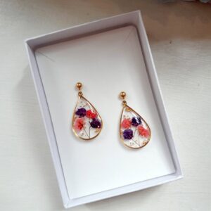 Earrings made of dried flowers and epoxy resin