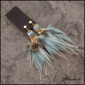 Amazing earrings with different feathers