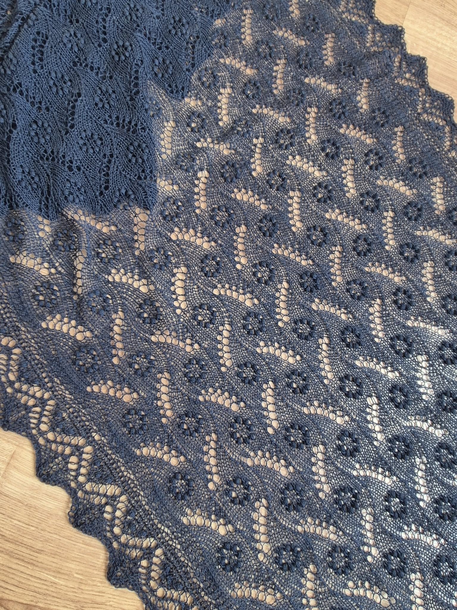 Haapsalu sall "Lilleväljakiri", tumesinine 65x165cm