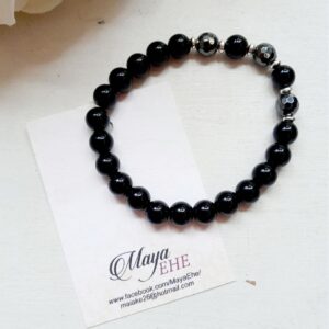 Kaunis käeehe musta oonüksi ja hematiidiga