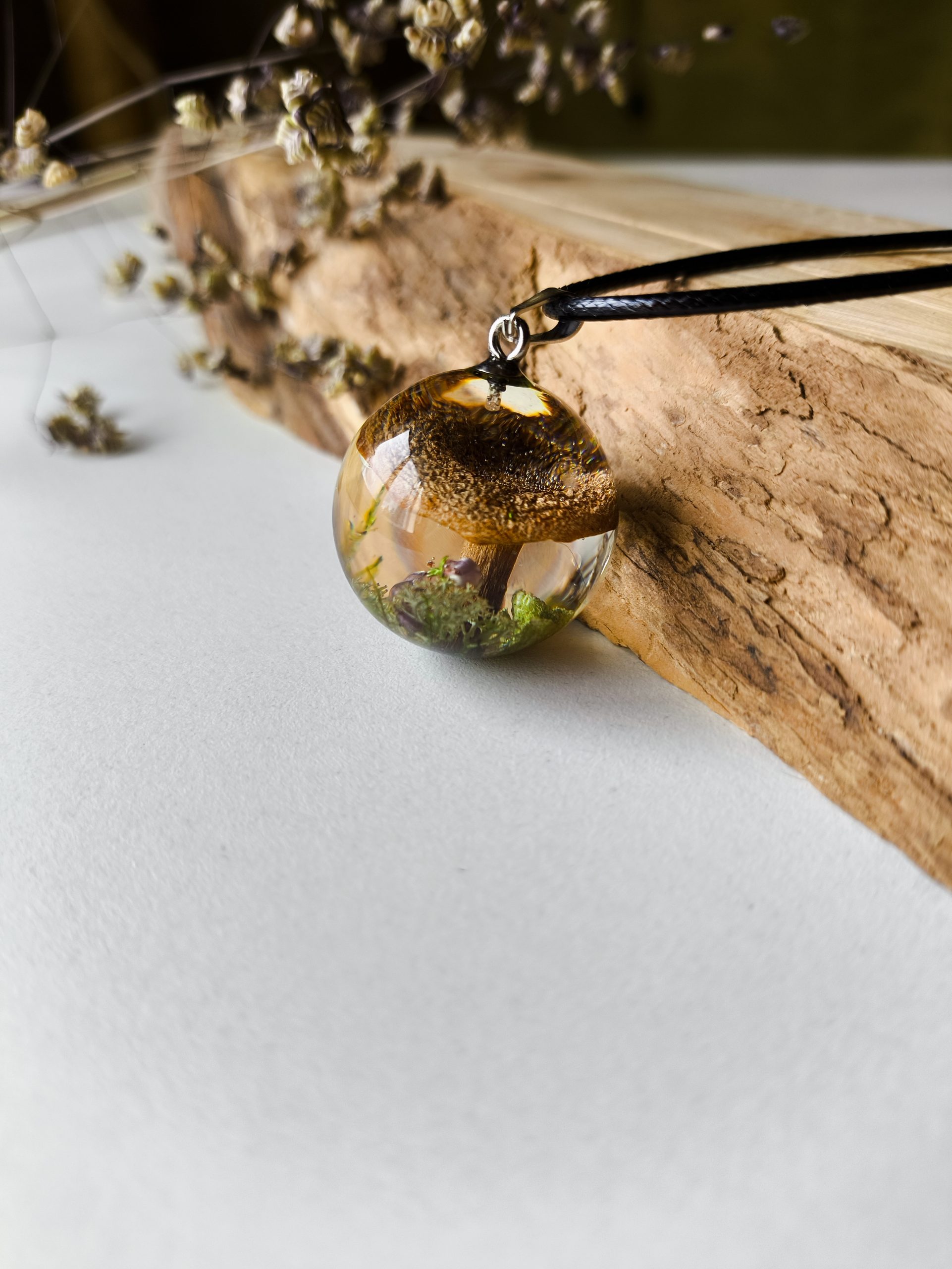 Kerakujulise ripatsiga kaelaehe epoksiidvaigust ja kuivatatud taimedest - seen, kanarbik, porosamblik, põdrasamblik, sammal