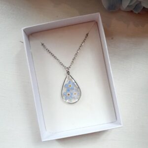 Necklace made of dried flowers and epoxy resin