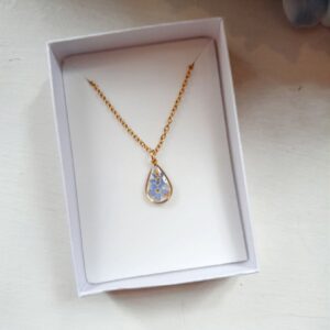 Necklace made of dried flowers and epoxy resin