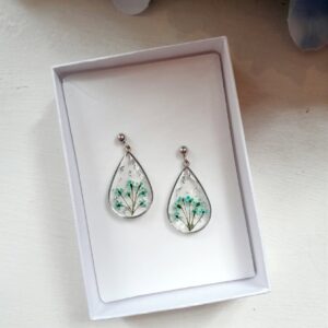 Earrings made of dried flowers and epoxy resin