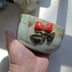 Käsitsi meisterdatud keraamiline kauss "Maasikad"