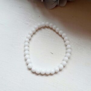 Bracelet with white agate