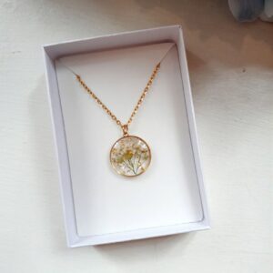 Necklace made of dried flowers and epoxy resin