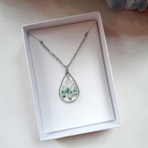 Necklace made of dried flowers and epoxy resin