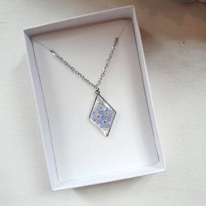 Necklace made of dried flowers and epoxy resin