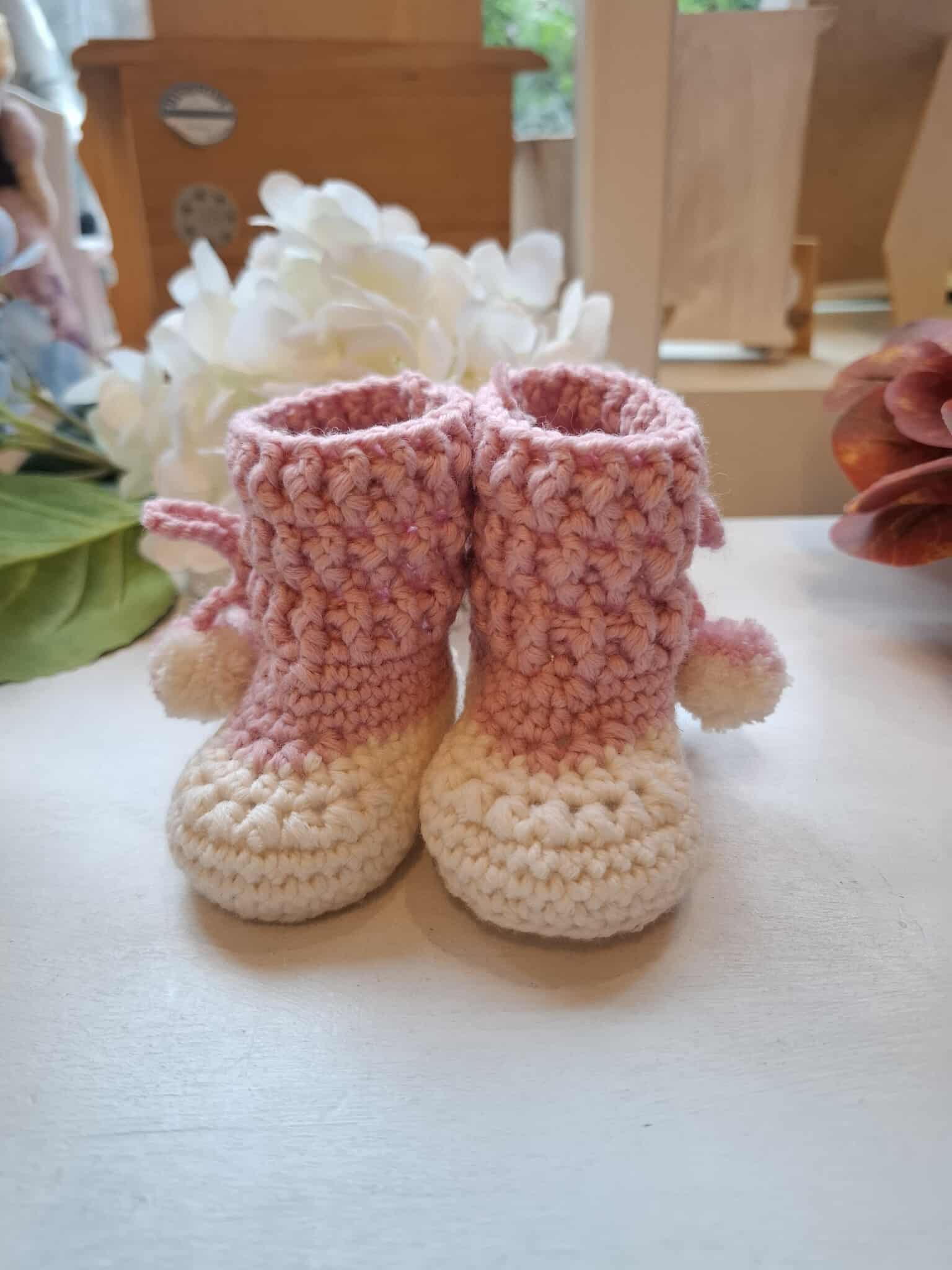 Heegeldatud beebipapud, paelte ja tutikestega - valgeroosad - Image 2