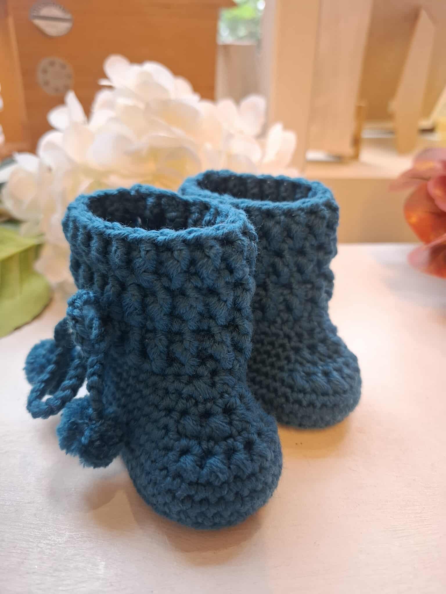 Heegeldatud beebipapud, paelte ja tutikestega - tumesinised