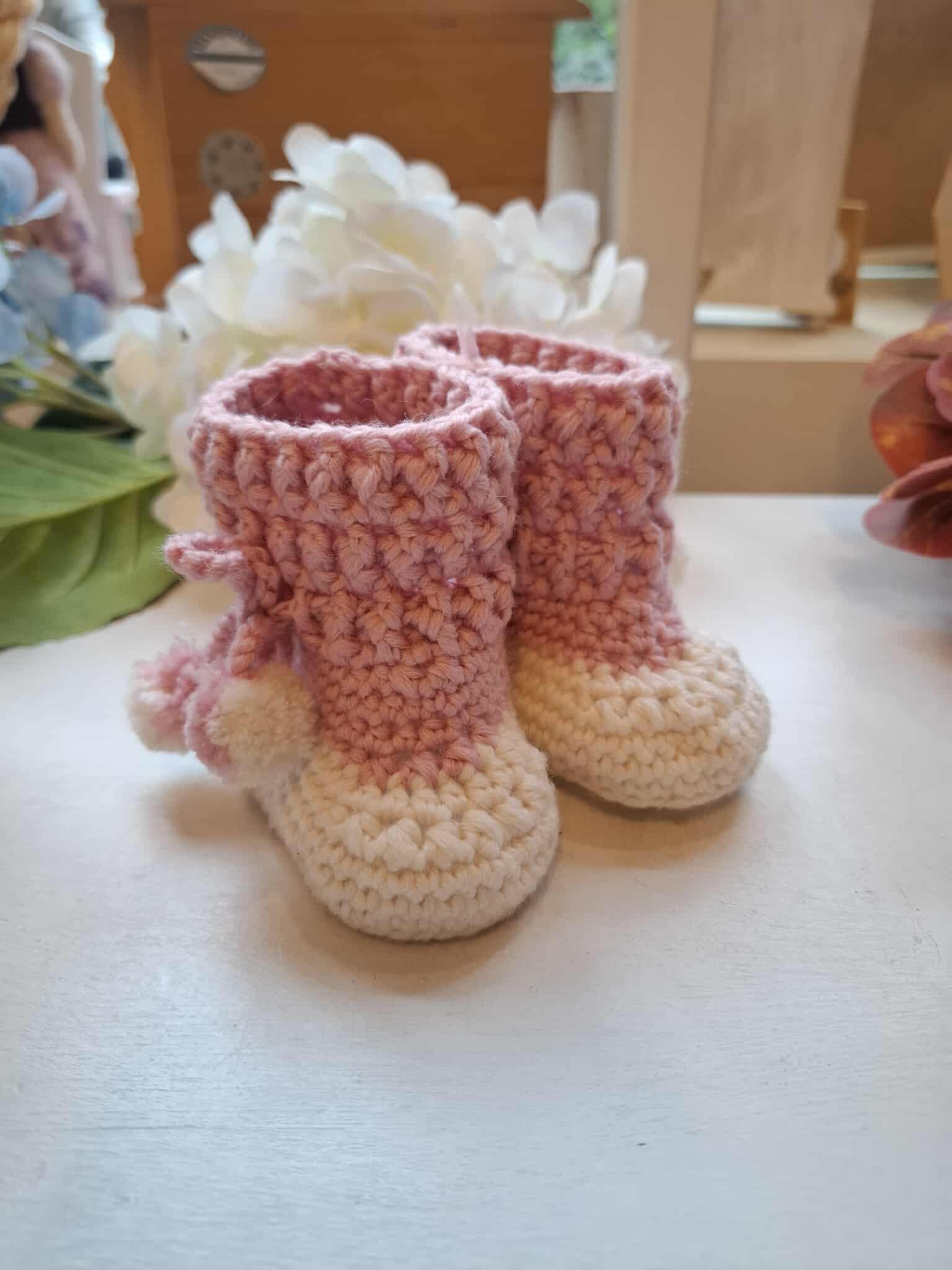 Heegeldatud beebipapud, paelte ja tutikestega - valgeroosad