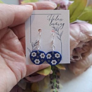 Kaunid polümeersavist kõrvarõngad "Valged lilled"