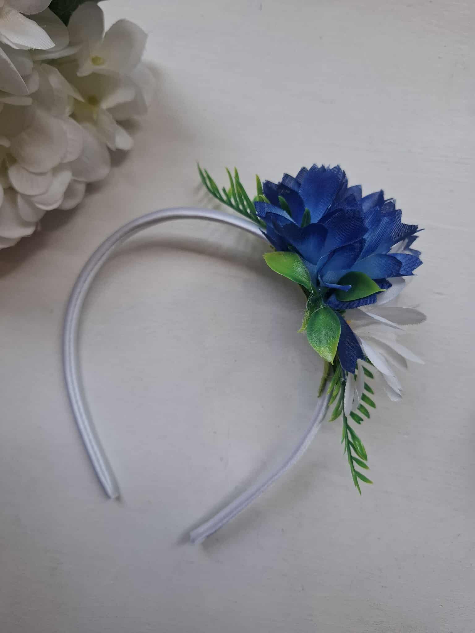 Kaunis rahvusromantiline peavõru: rukkililled ja karikakrad