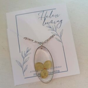 Käsitsi meisterdatud kaelakee kuivatatud õitest ja epoksiidvaigust - hortensia