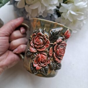 Käsitsi meisterdatud keraamiline kruus "Punased roosid"