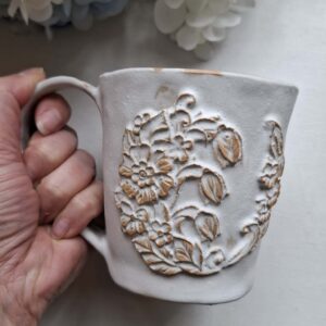 Valge keraamiline kruus "Lilled"