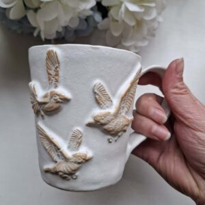 Valge keraamiline kruus "Linnud"