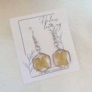 Käsitsi meisterdatud kõrvarõngad kuivatatud õitest ja epoksiidvaigust - hortensia