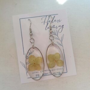 Käsitsi meisterdatud kõrvarõngad kuivatatud õitest ja epoksiidvaigust - hortensia