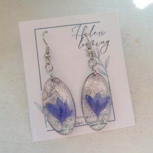 Käsitsi meisterdatud kõrvarõngad kuivatatud õitest ja epoksiidvaigust - rukkilill