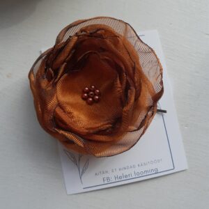 Käsitsi meisterdatud vuaalist lillega juukseklamber