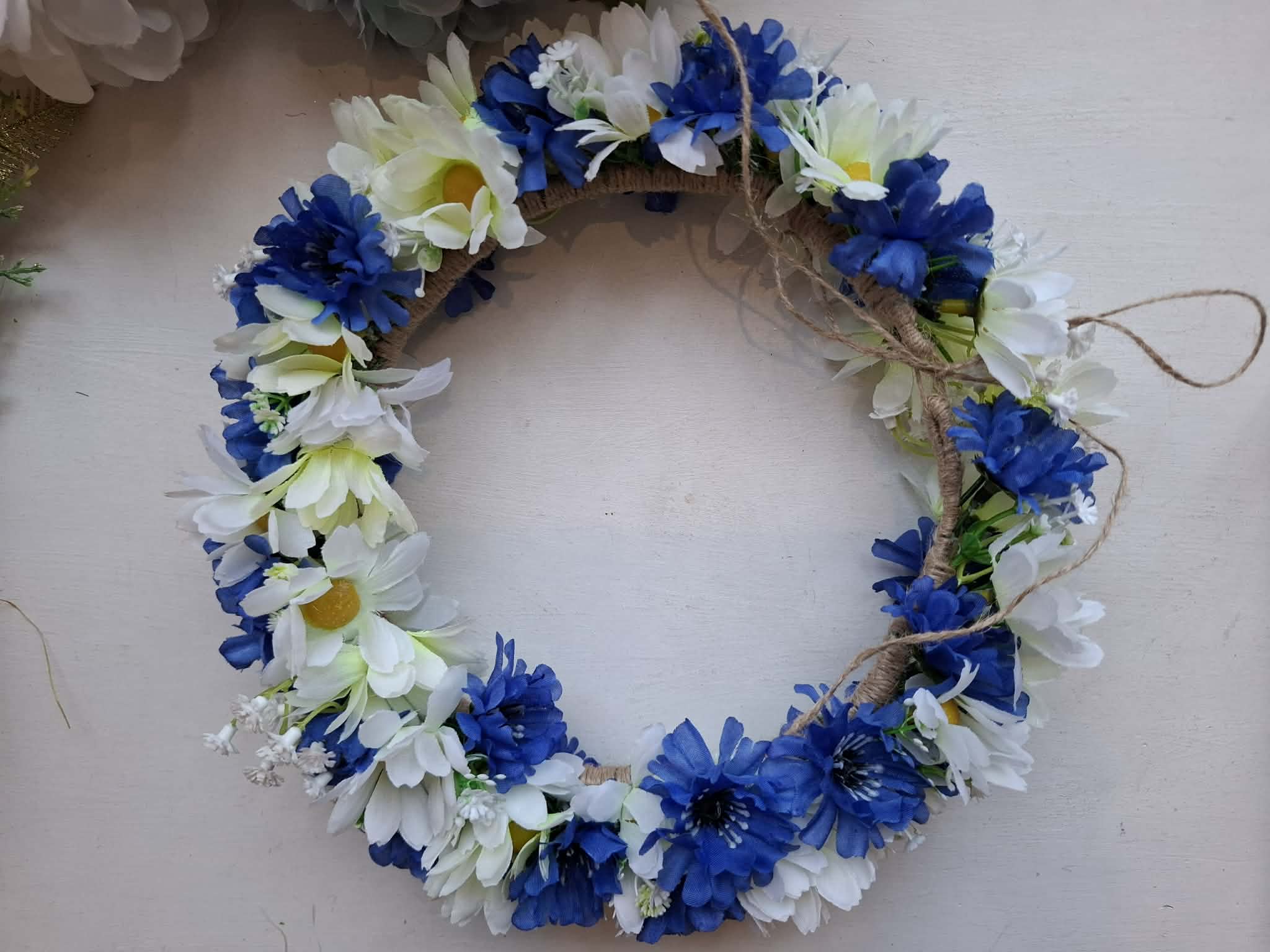 Kaunis Rahvusromantiline peapärg: rukkililled, karikakrad