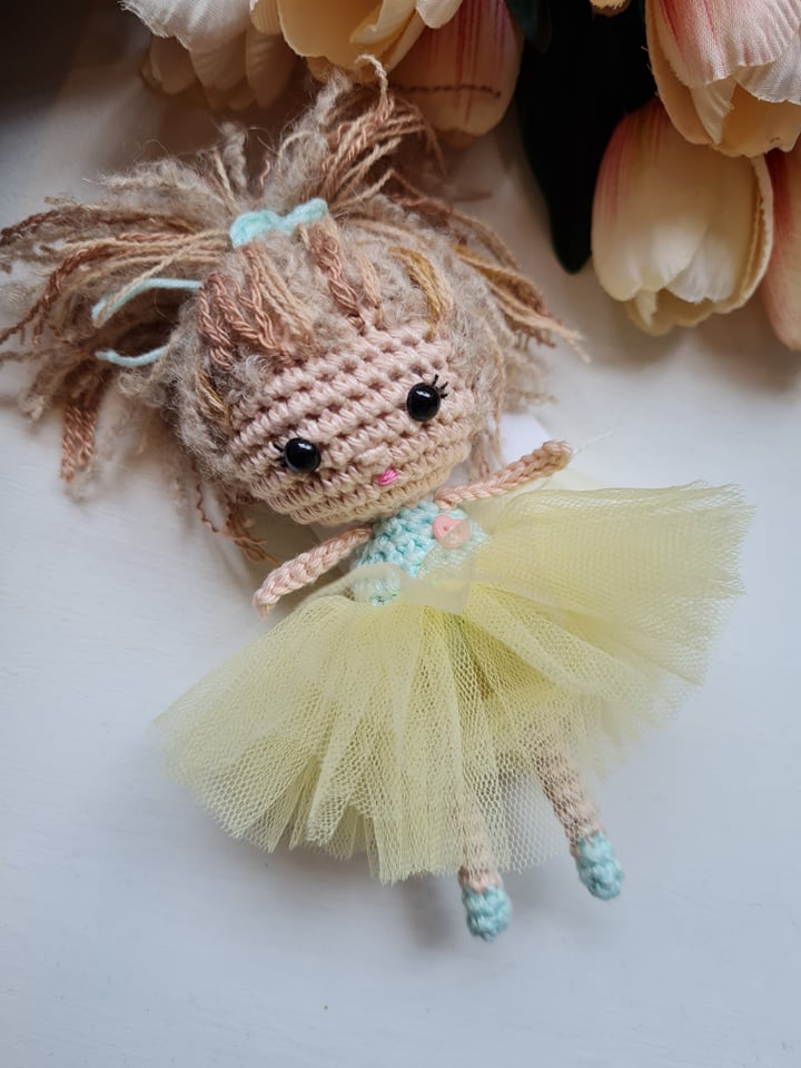 Heegeldatud väike nukk