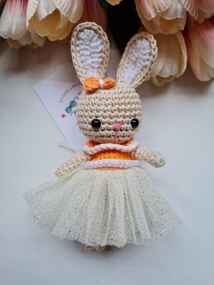 Heegeldatud jänesetüdruk pitsilises kleidis