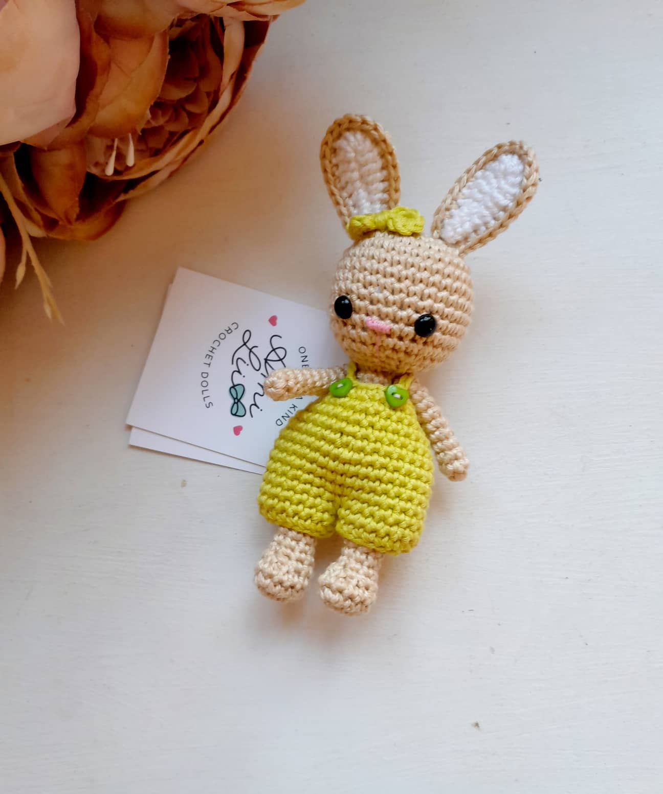 Rohelises pükskostüümis heegeldatud jänesetüdruk