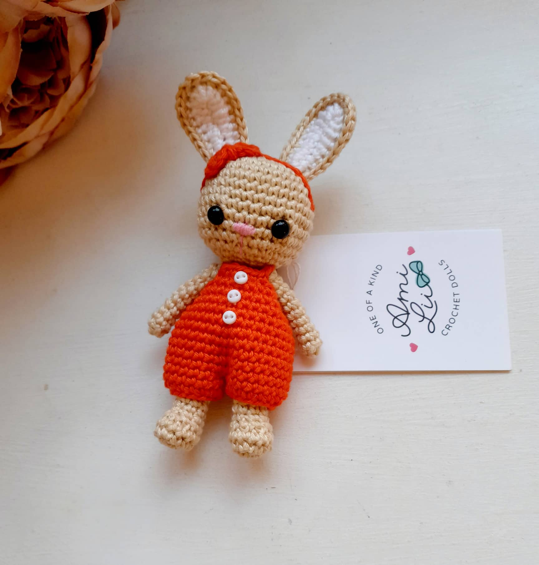 Heegeldatud jänesetüdruk punases pükskostüümis