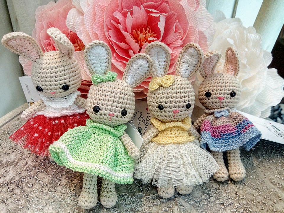 Kollases kleidis heegeldatud jänesetüdruk