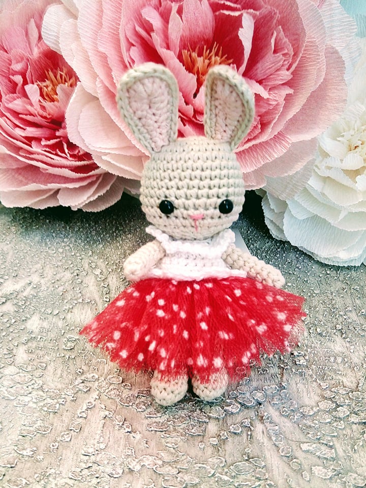 Heegeldatud jänesetüdruk korallpunases kleidis