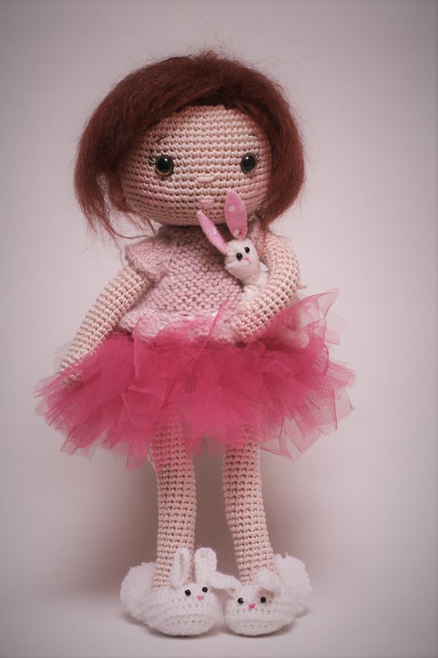 Heegeldatud jäneseid armastav nukk