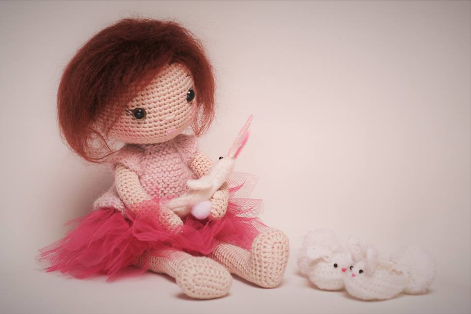 Heegeldatud jäneseid armastav nukk