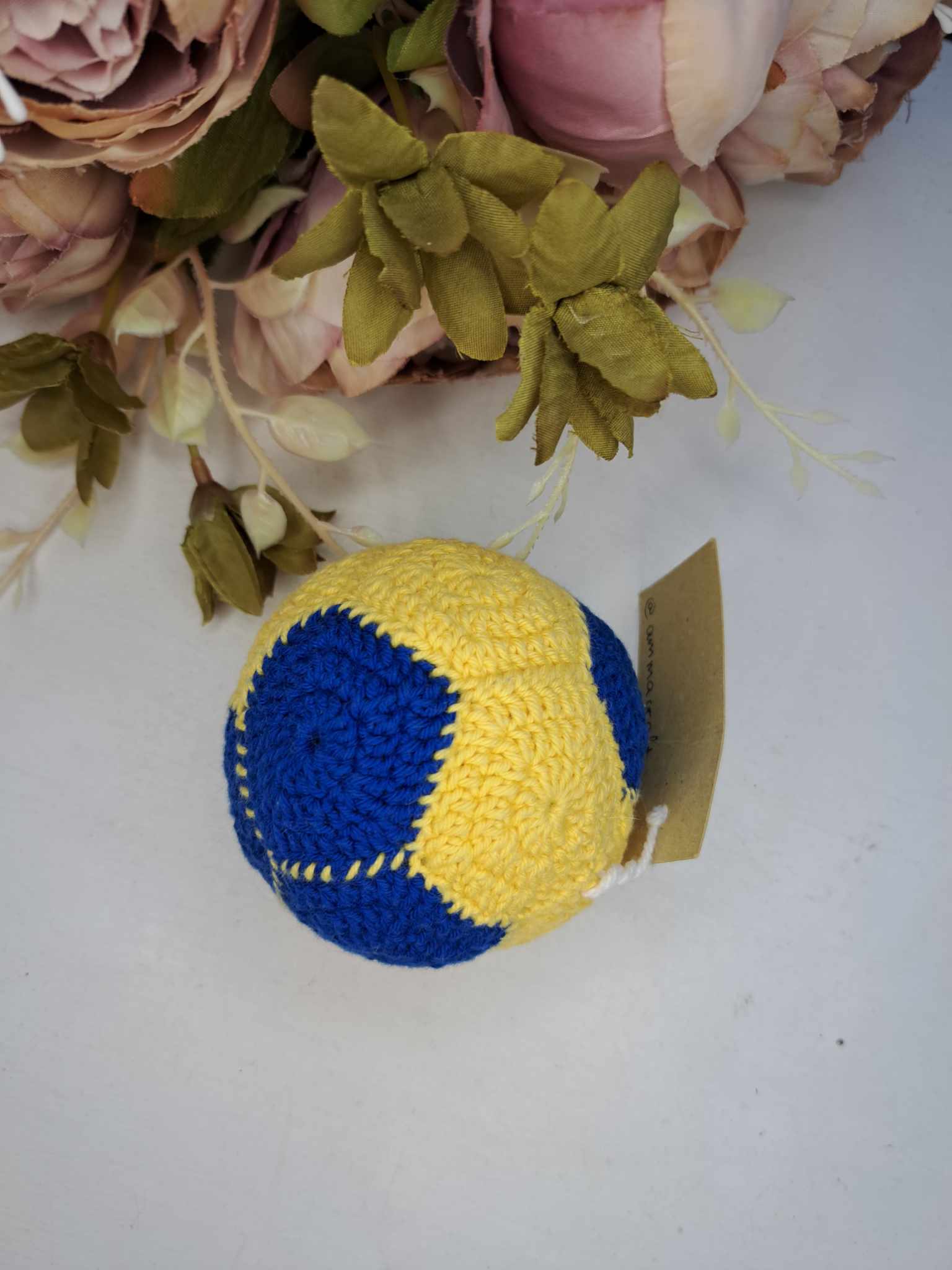 Heegeldatud sinine ja kollane pall