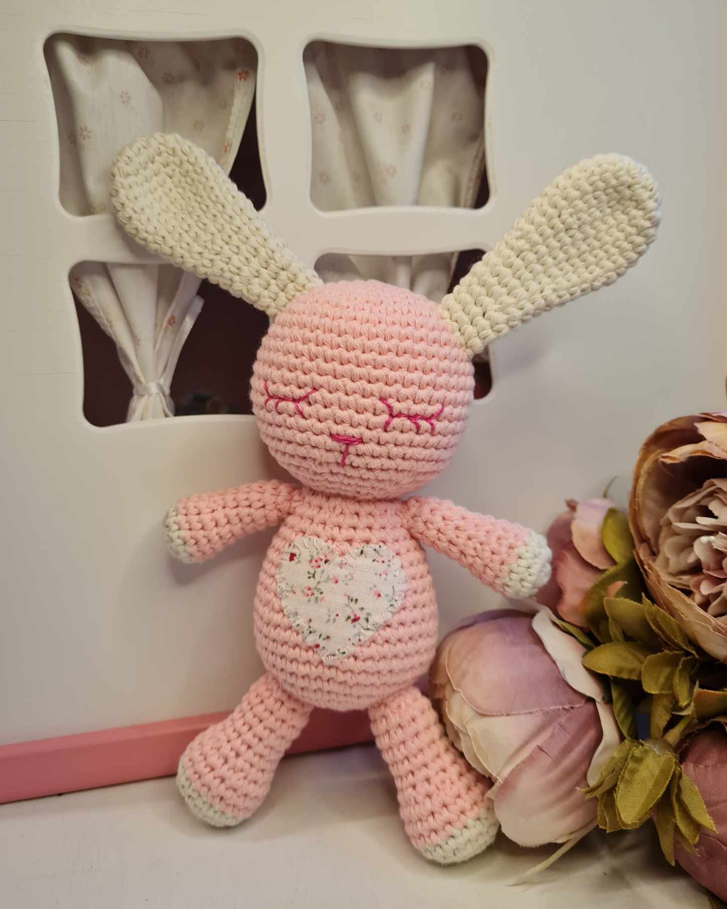 Heegeldatud heleroosa  jänes