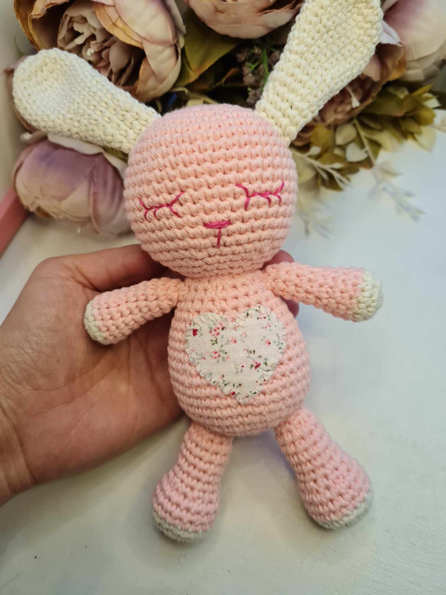 Heegeldatud heleroosa  jänes