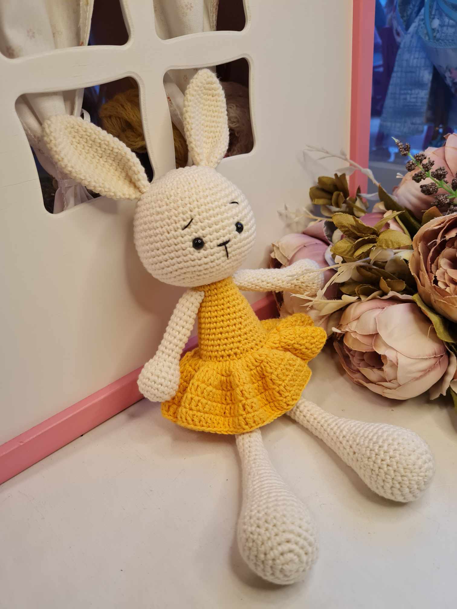 Heegeldatud Jänes kollases kleidis