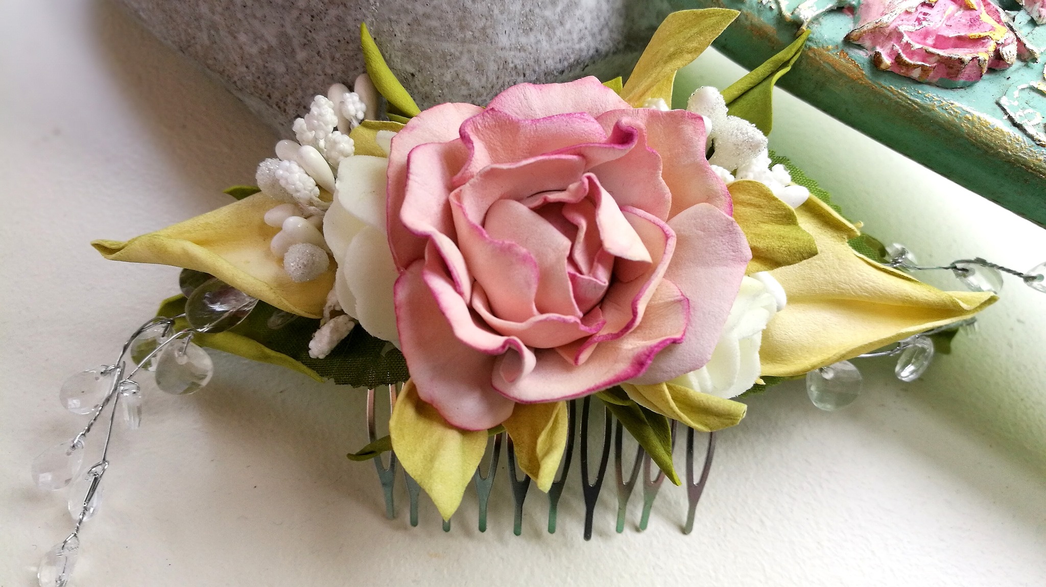 Kolme roosiga juuksekamm