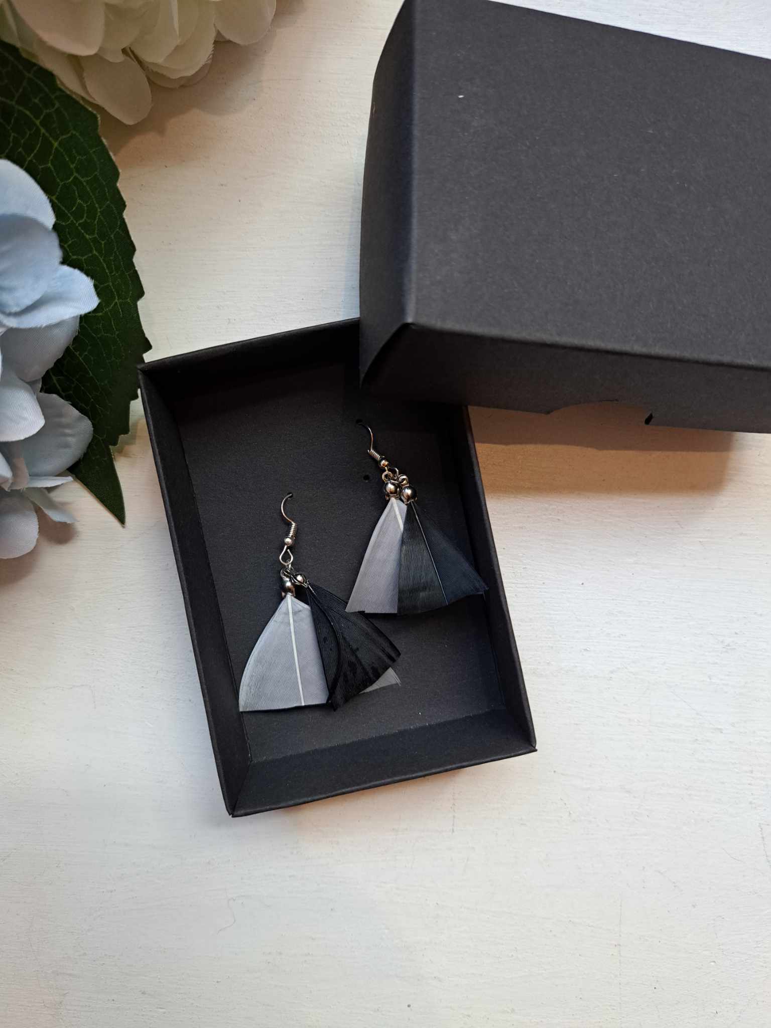 Kaunite sulgedega kõrvarõngad